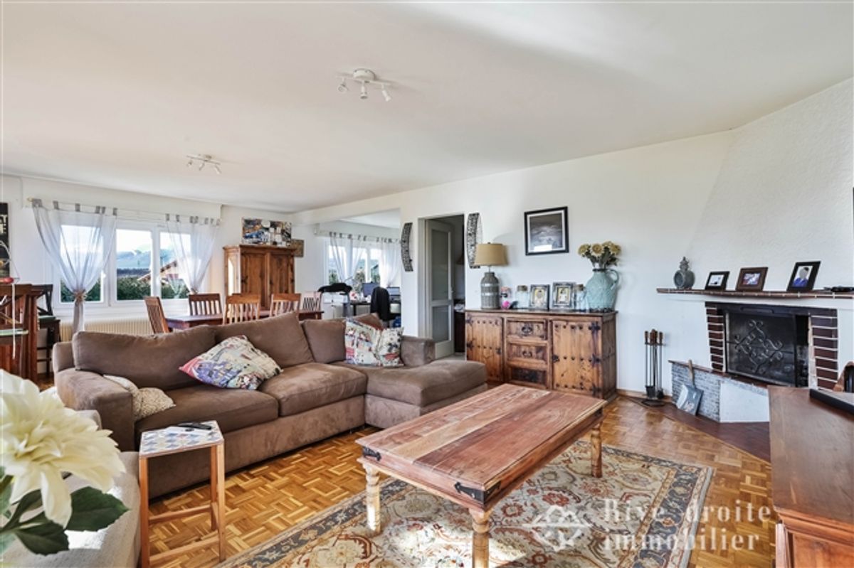 Große freistehende Villa mit 6 Zimmern - 6