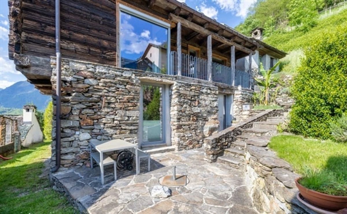 Charaktervolles 4-Zimmer-Chalet mit Weitblick in Malvaglia - 0
