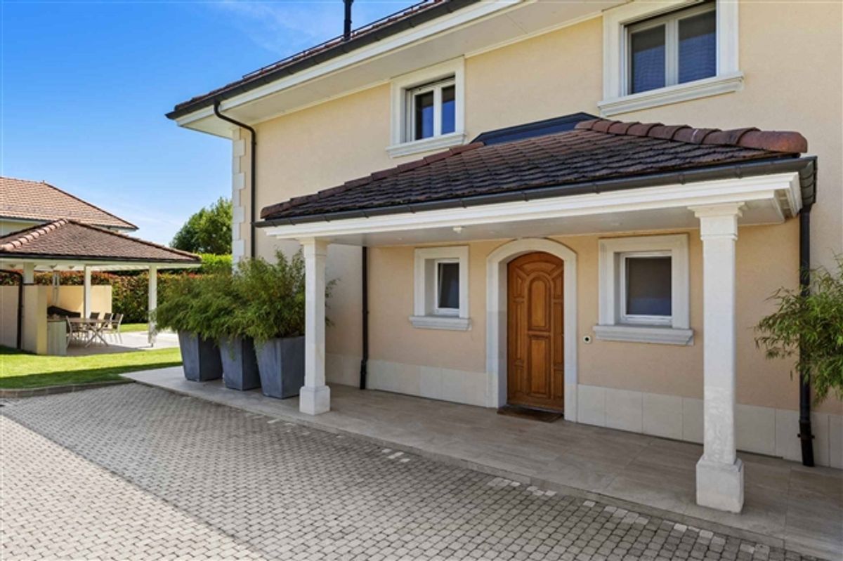 Prächtige freistehende Villa nur einen Steinwurf von Nyon entfernt - 0