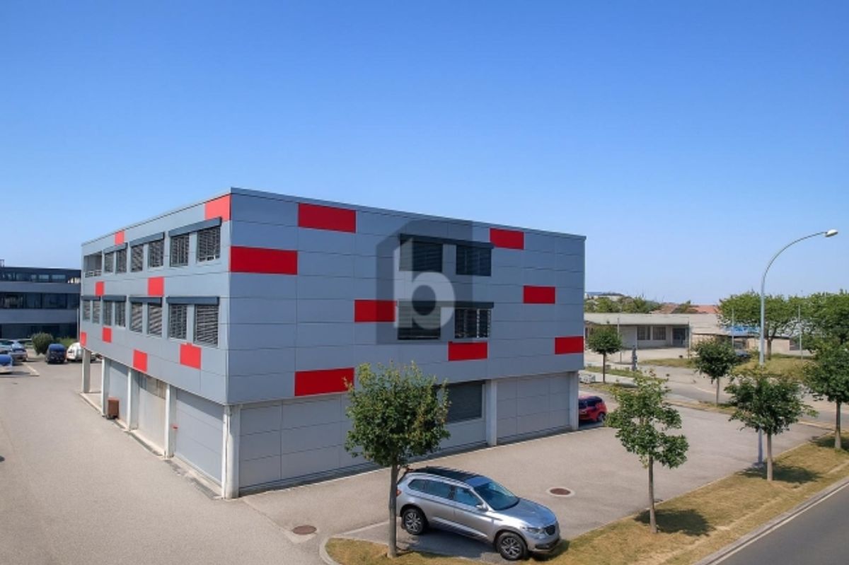 ÉTAGE BUREAUX À 4,39 % BRUT ET 35 PLACES DE PARC - 0