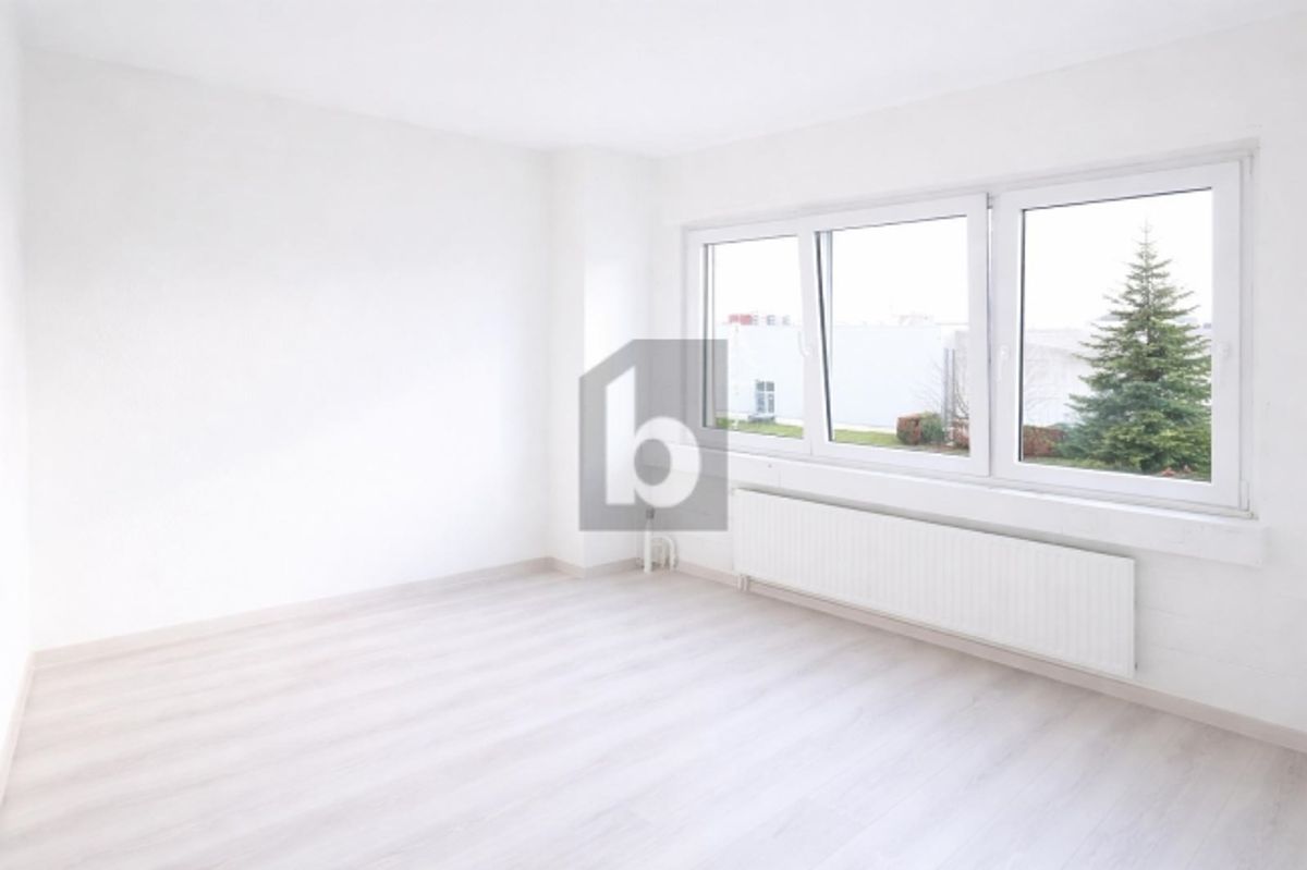 ÉTAGE BUREAUX À 4,39 % BRUT ET 35 PLACES DE PARC - 1
