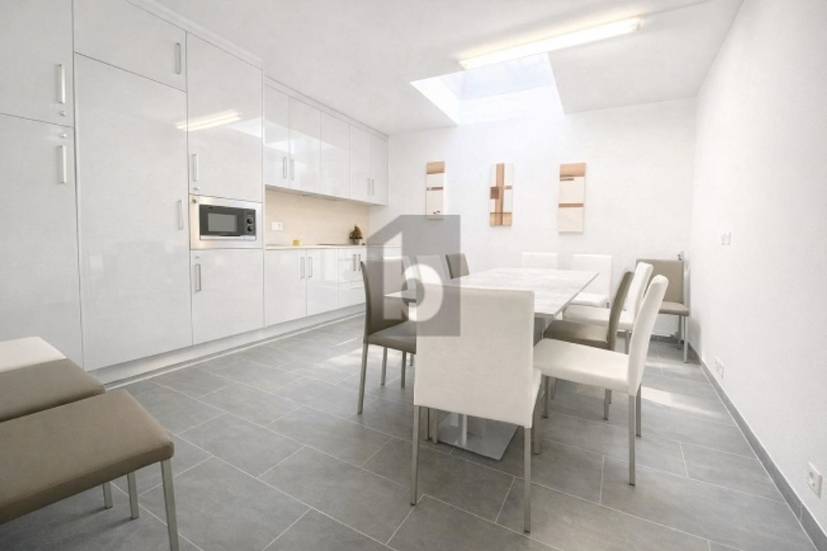 ÉTAGE BUREAUX À 4,39 % BRUT ET 35 PLACES DE PARC - 2