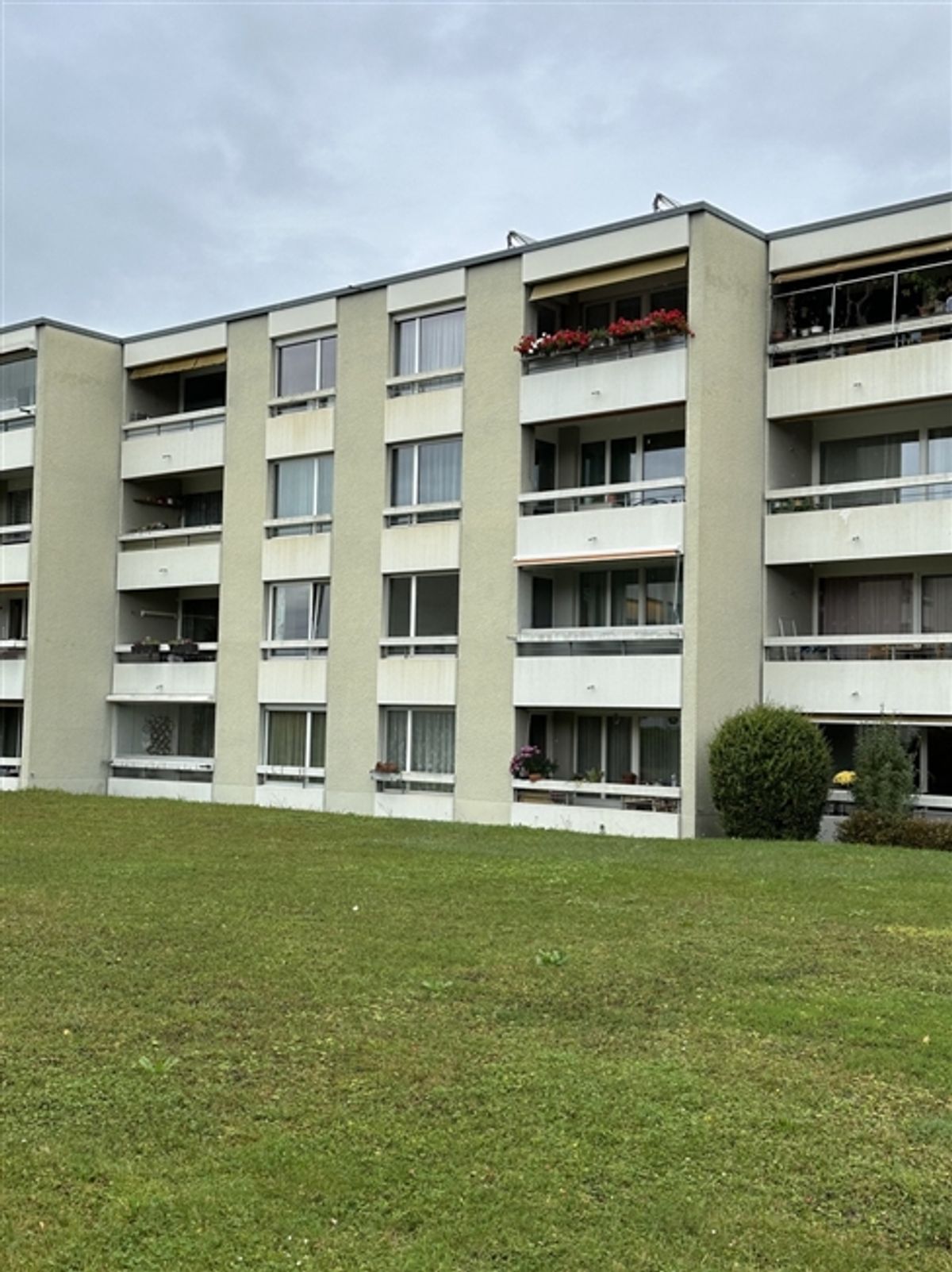 Zentral wohnen in Steffisburg – 3.5-Zimmer-Wohnung mit Balkon und EHP - 0