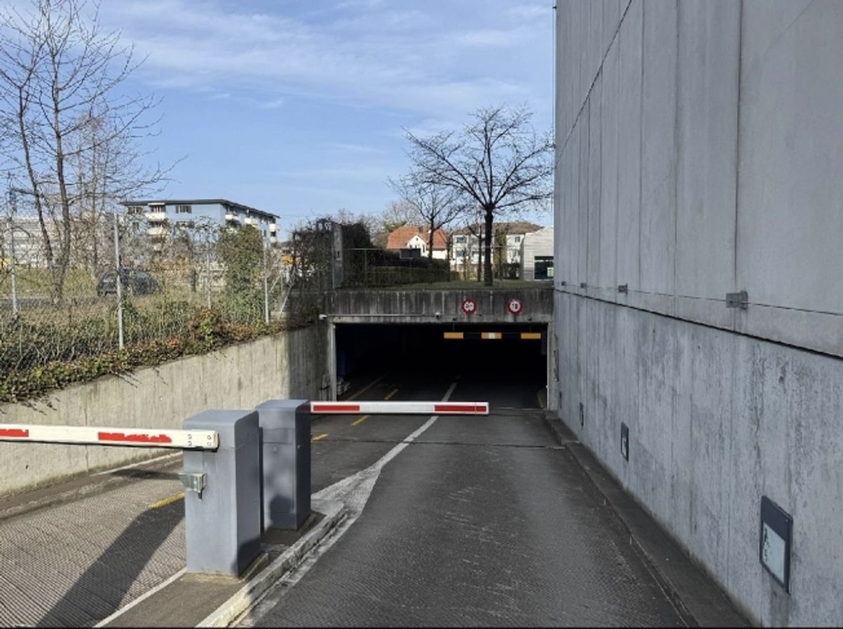 TIEFGARAGEN PARKPLÄTZE IN ADLISWIL, ZÜRICH / AB 2.- CHF/H / AB 200.- CHF/MONAT - 0