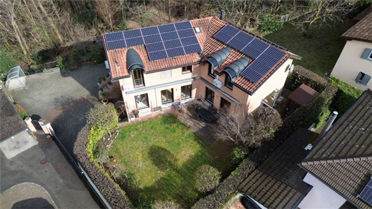 In ruhiger Lage und inmitten der Natur befindet sich eine elegante Villa mit Garten und Wald. - 0