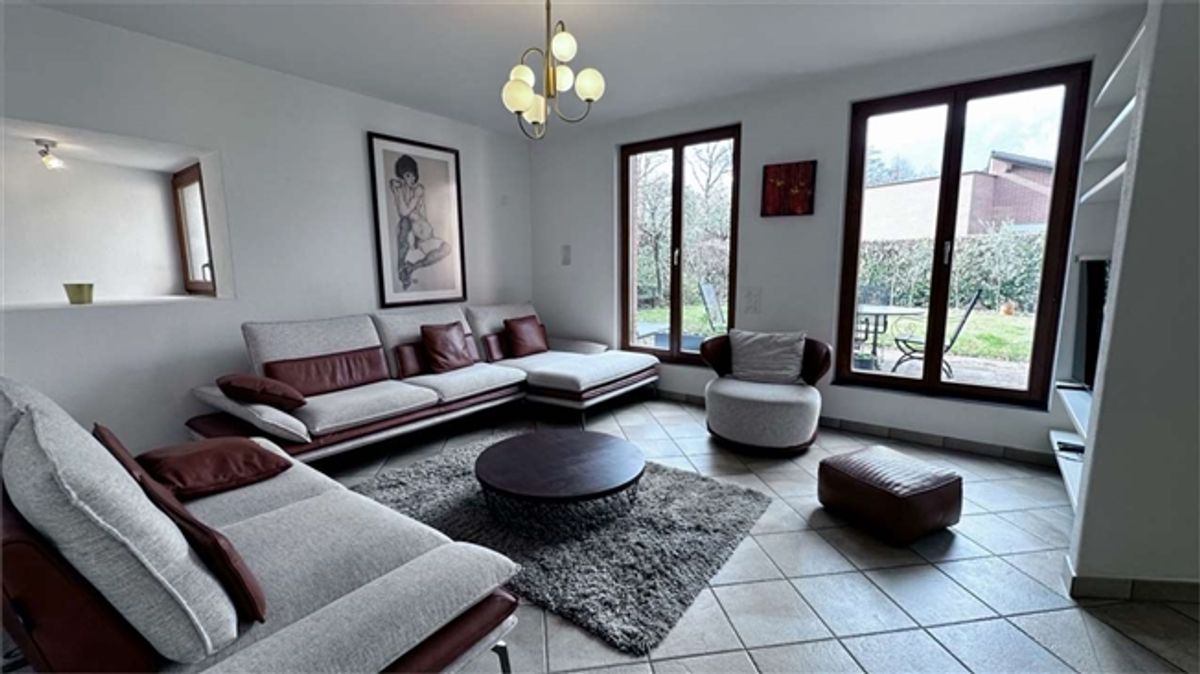 In ruhiger Lage und inmitten der Natur befindet sich eine elegante Villa mit Garten und Wald. - 1