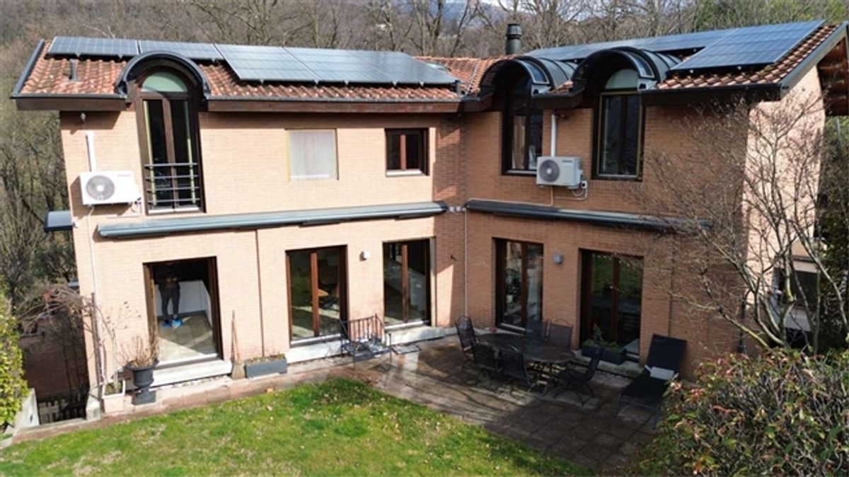 In ruhiger Lage und inmitten der Natur befindet sich eine elegante Villa mit Garten und Wald. - 3