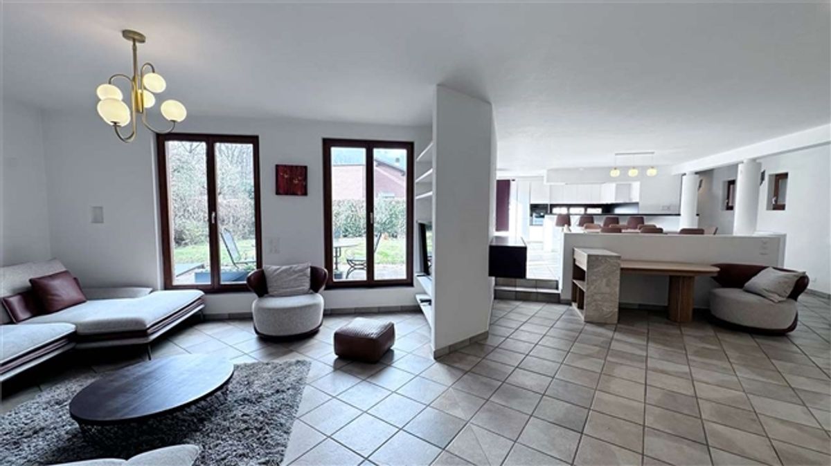 In ruhiger Lage und inmitten der Natur befindet sich eine elegante Villa mit Garten und Wald. - 4