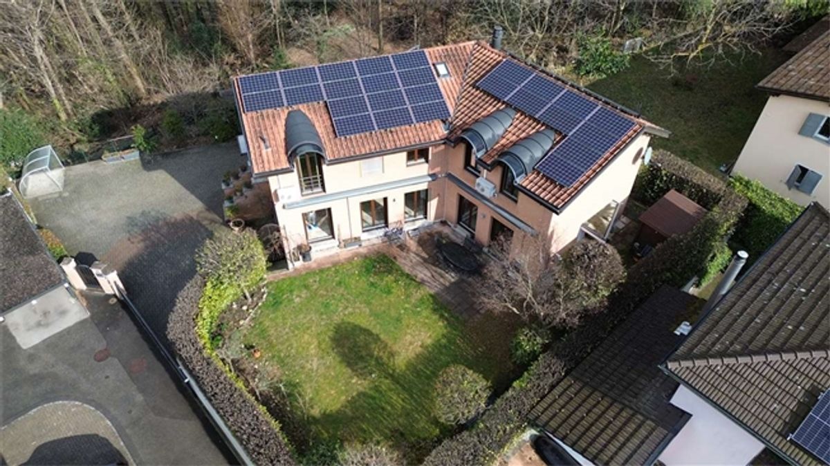 In ruhiger Lage und inmitten der Natur befindet sich eine elegante Villa mit Garten und Wald. - 7