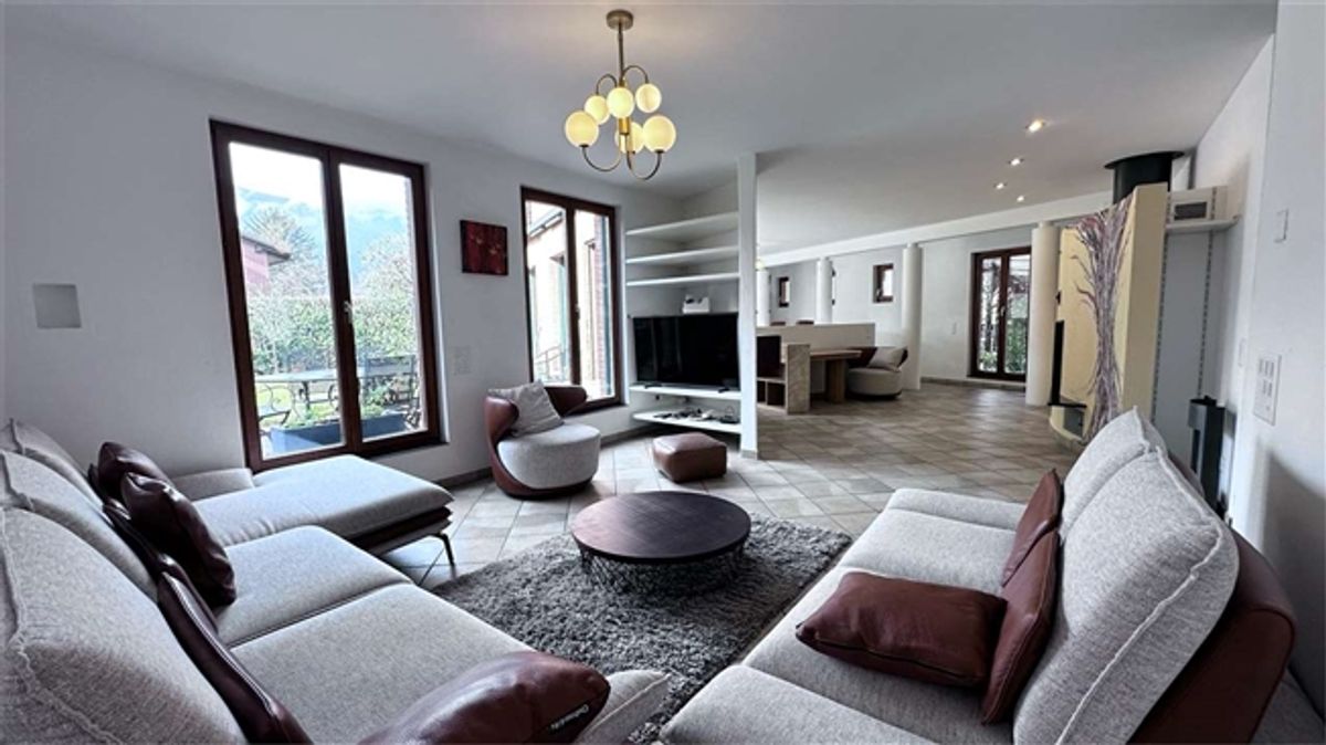 In ruhiger Lage und inmitten der Natur befindet sich eine elegante Villa mit Garten und Wald. - 8