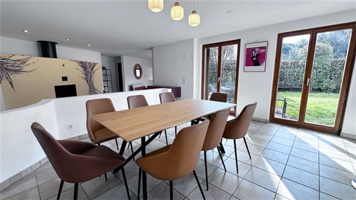 In ruhiger Lage und inmitten der Natur befindet sich eine elegante Villa mit Garten und Wald. - 11