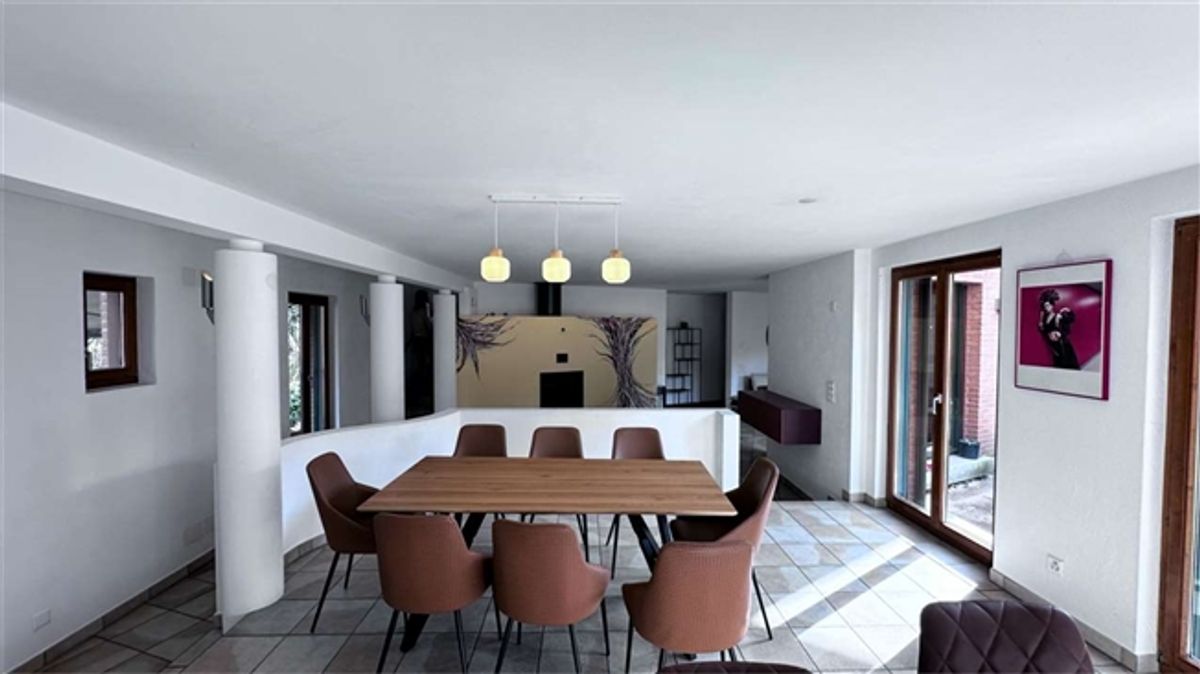 In ruhiger Lage und inmitten der Natur befindet sich eine elegante Villa mit Garten und Wald. - 12