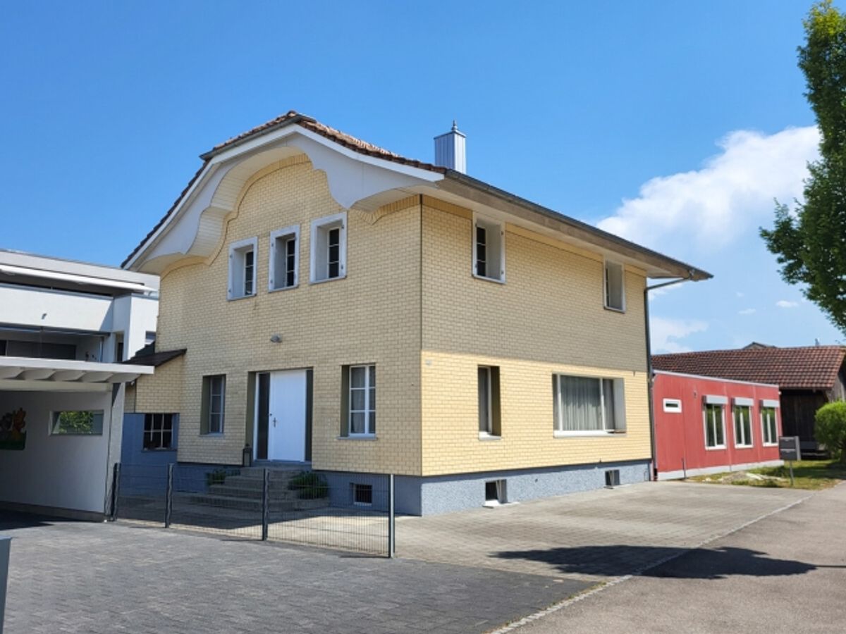 Grosszügiges Zweifamilienhaus mit Wohnpavillon - 0