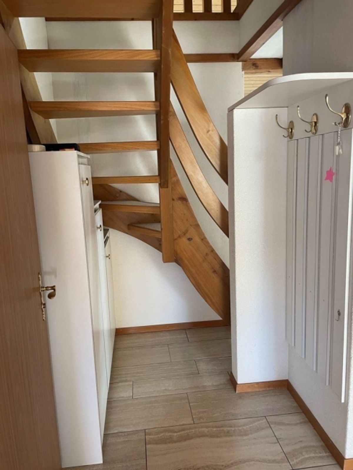 Wir bieten eine grosszügig ausgestattete Wohnung an. - 1