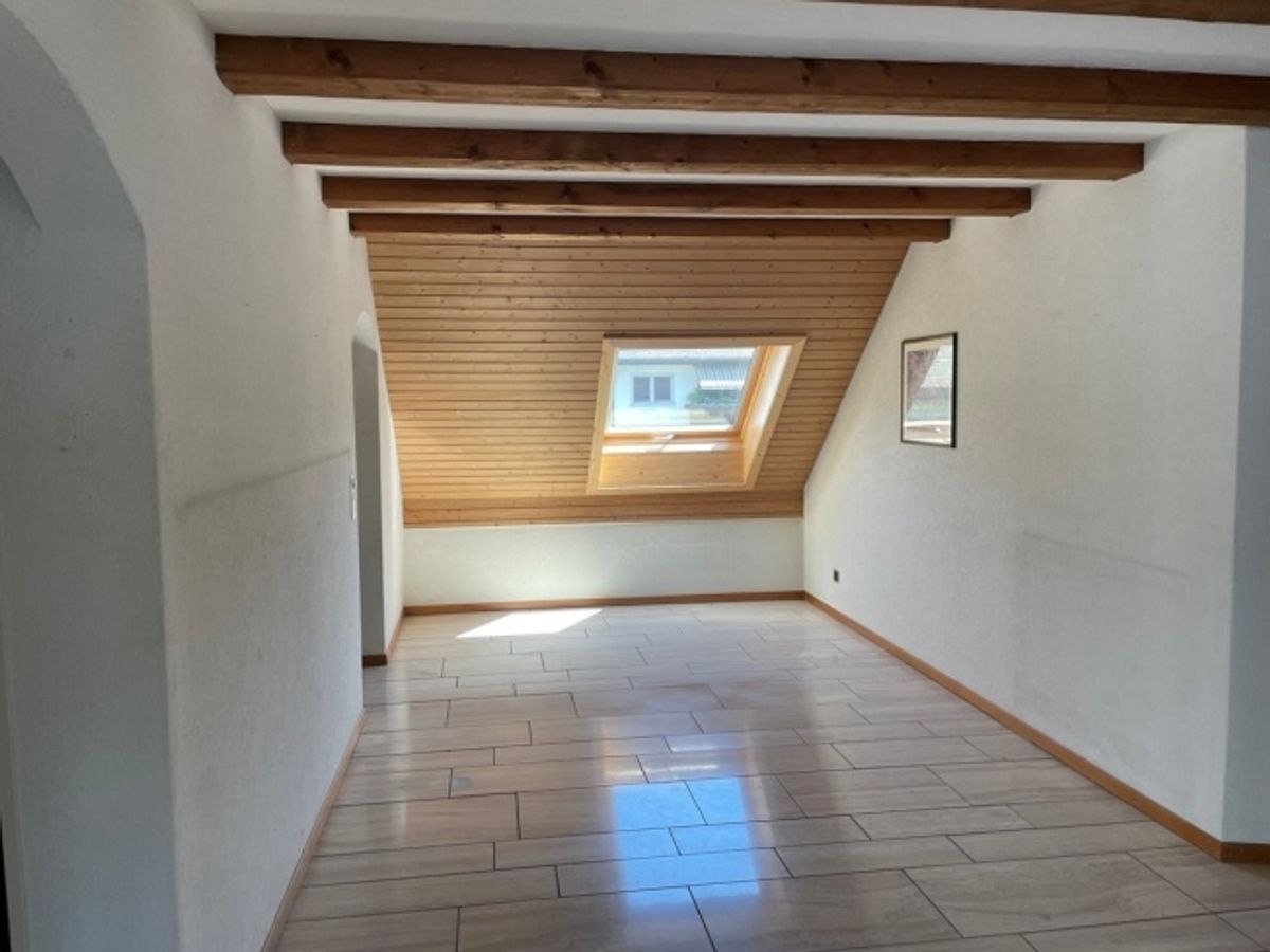 Wir bieten eine grosszügig ausgestattete Wohnung an. - 2