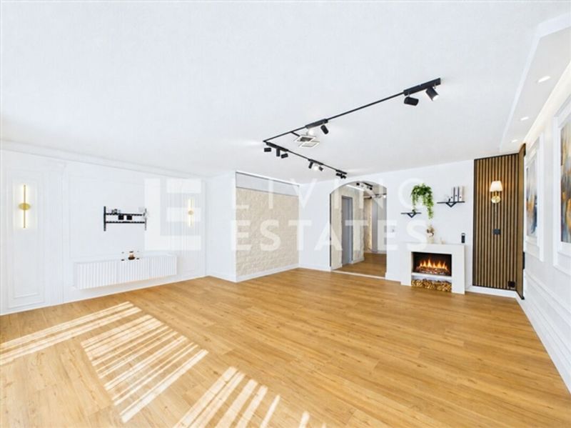 TERRASSENHAUS MIT PANORAMABLICK UND INDIVIDUELLEM LICHTKONZEPT - 4