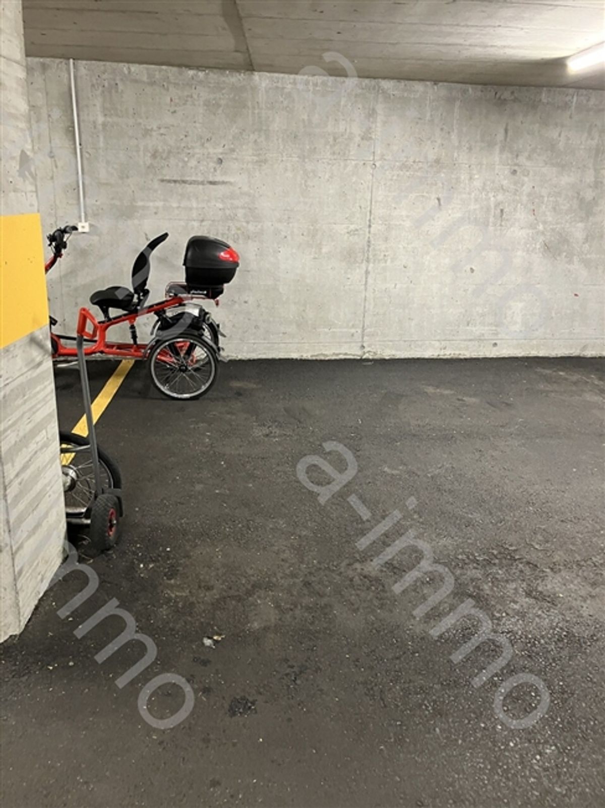 Tiefgaragenparkplatz für Kleinwagen in Reinach zu vermieten - 1