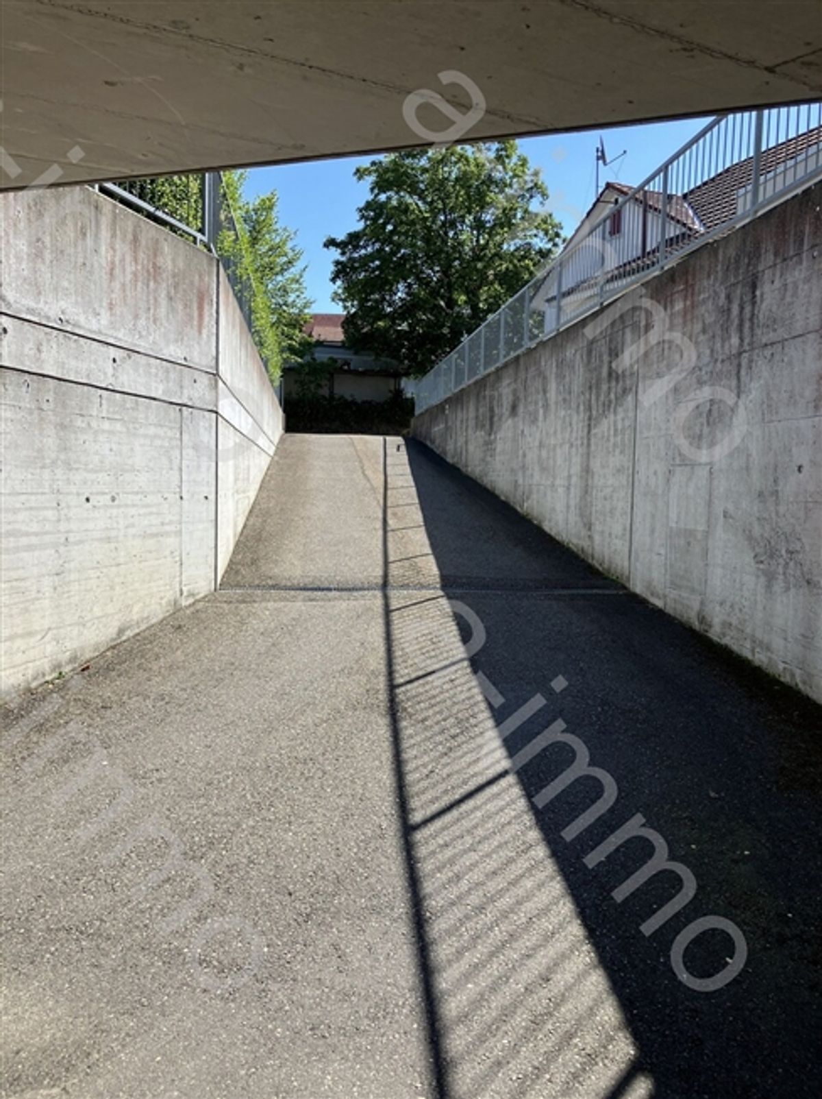 Tiefgaragenparkplatz für Kleinwagen in Reinach zu vermieten - 2