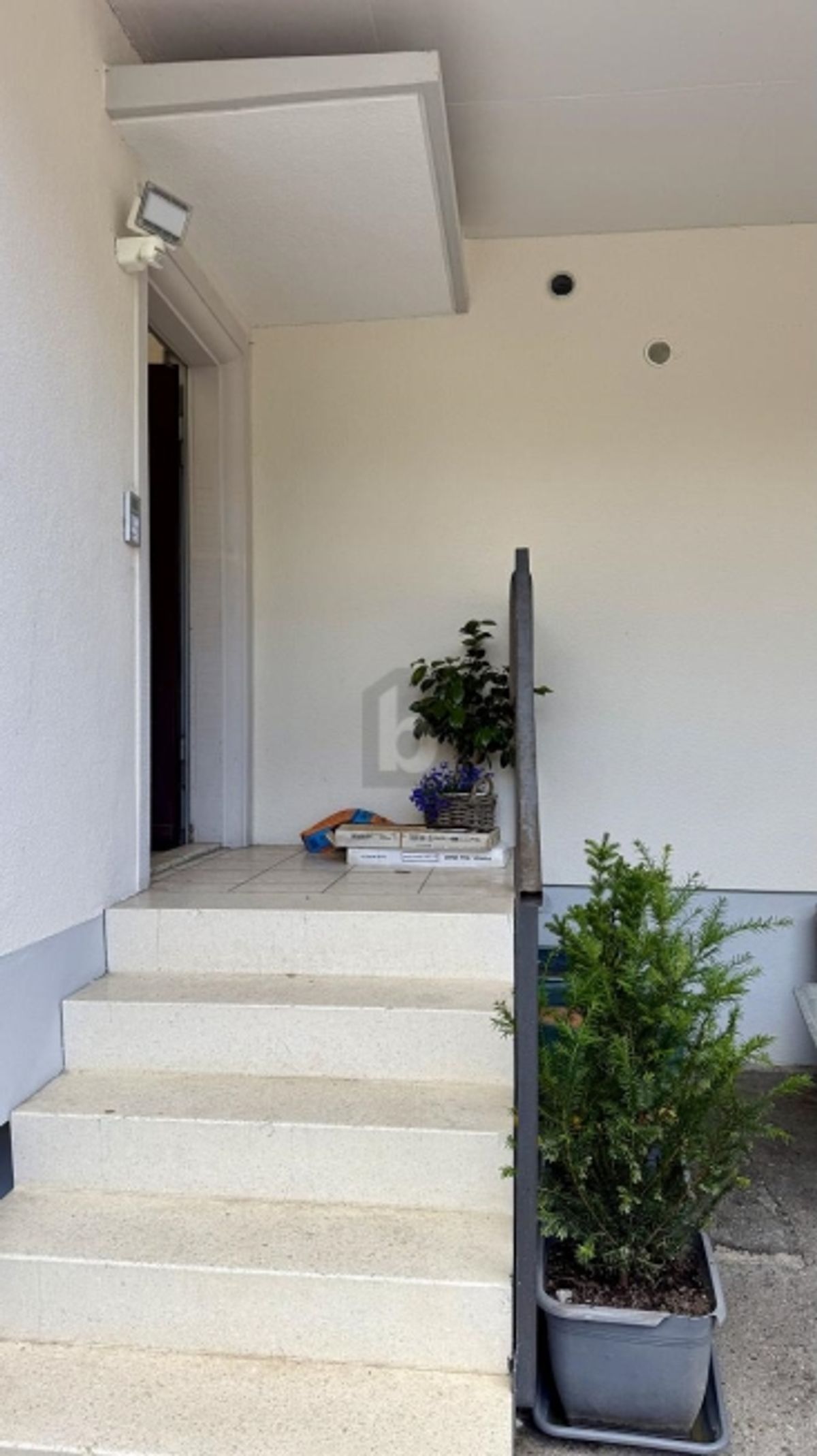 NEU RENOVIERT UND HOCHWERTIG AUSGESTATTET - 1