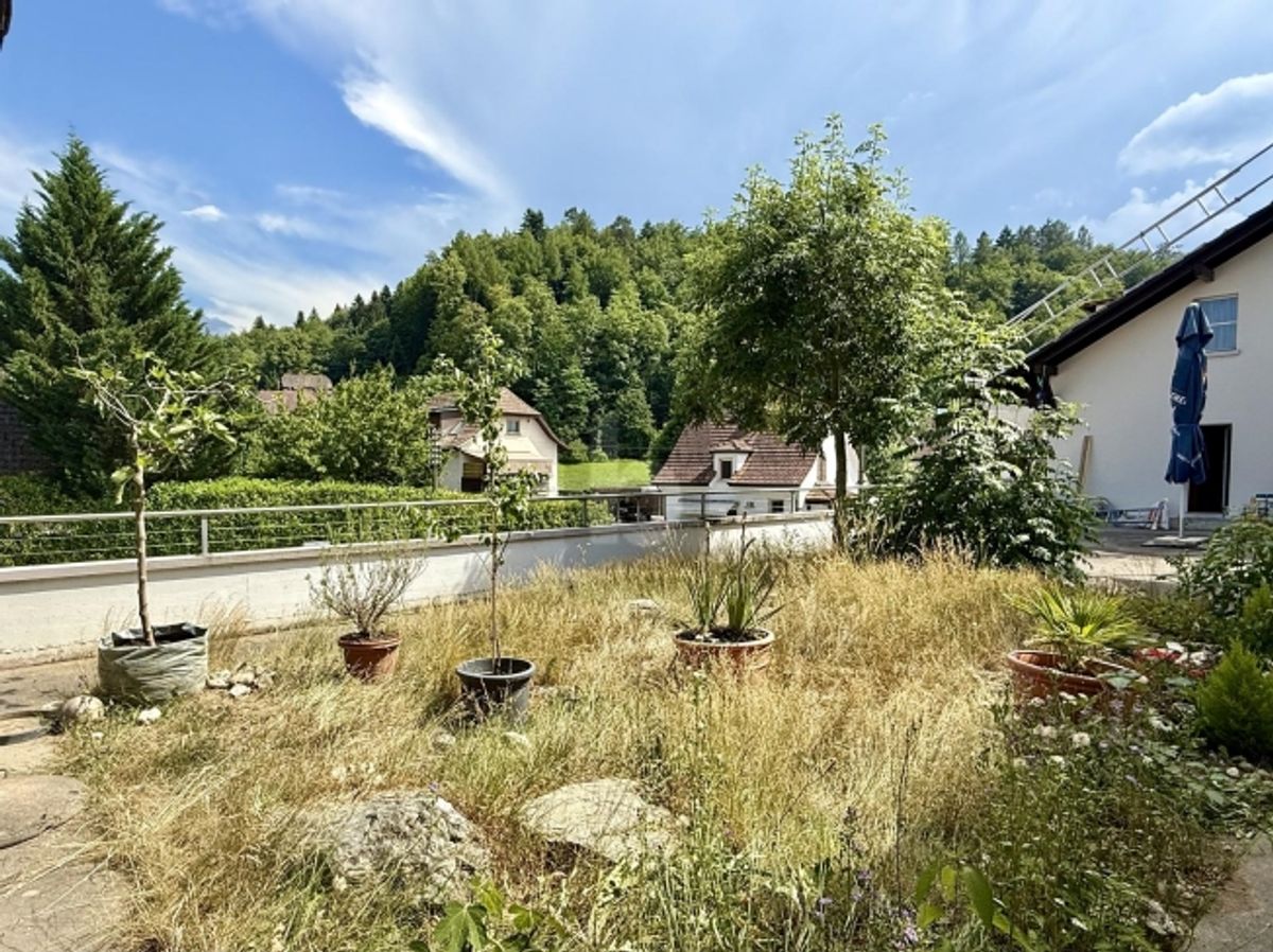 NEU RENOVIERT UND HOCHWERTIG AUSGESTATTET - 2