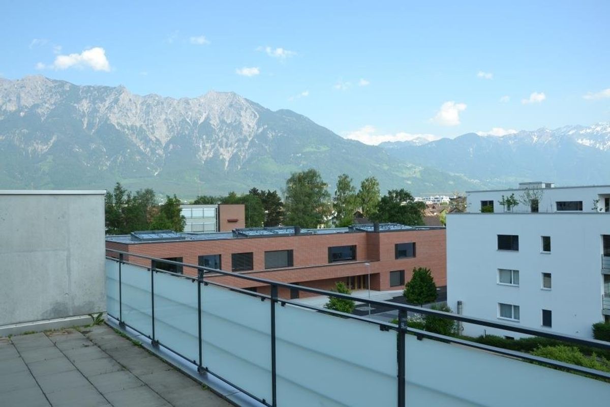 Wir vermieten eine 3.5 Zimmer-Attikawohnung mit Sicht auf die Berge - 0