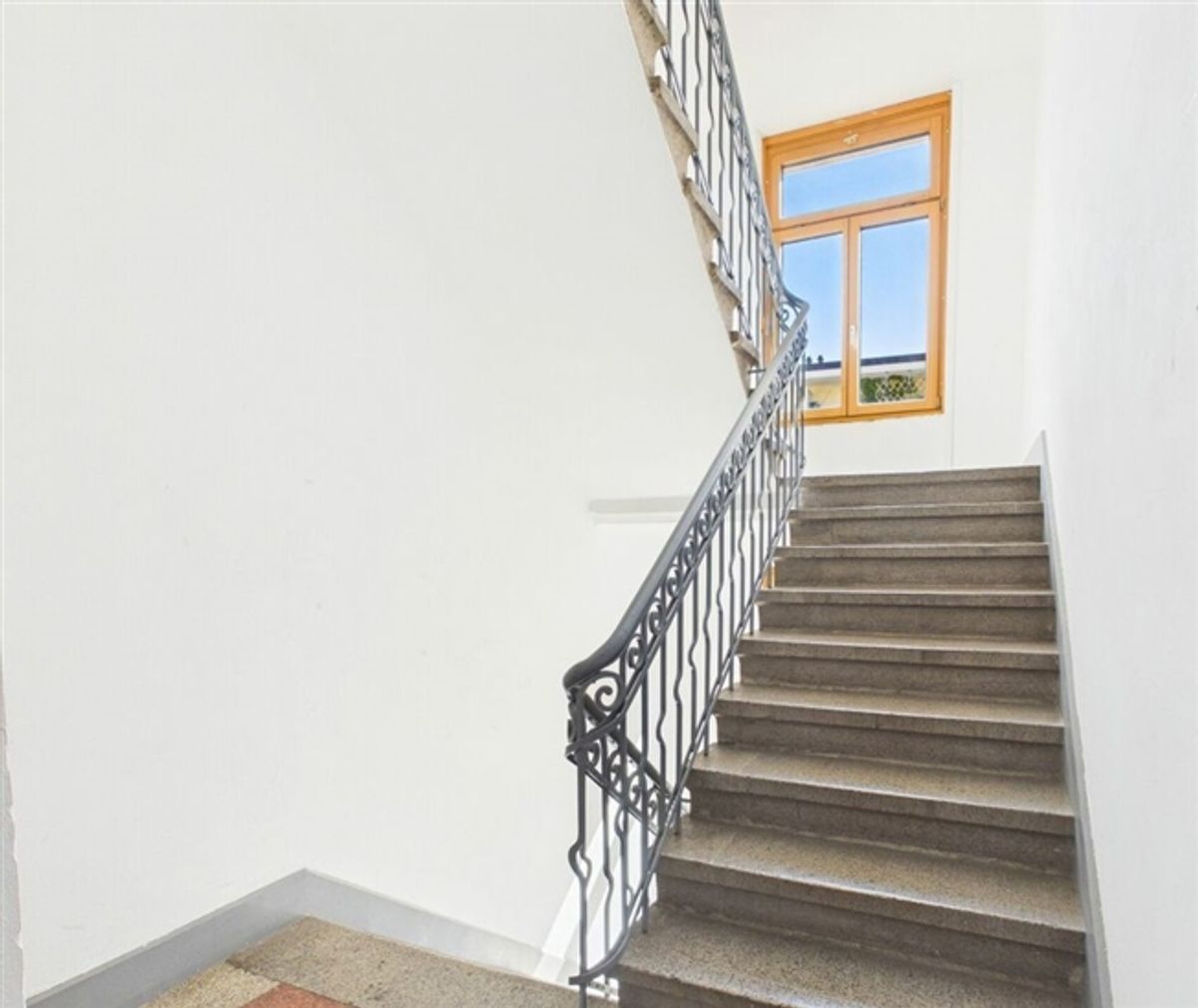 Seltene Gelegenheit! Mehrfamilienhaus mit 9 Wohnungen und Restaurant & Bar - 10