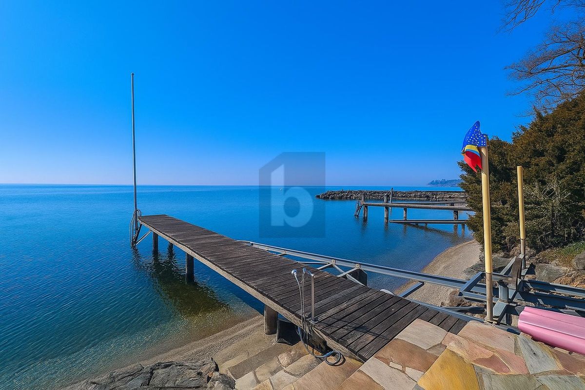 ULTRA EXCLUSIVE AVEC PLAGE ET PONTON PRIVÉS - 1