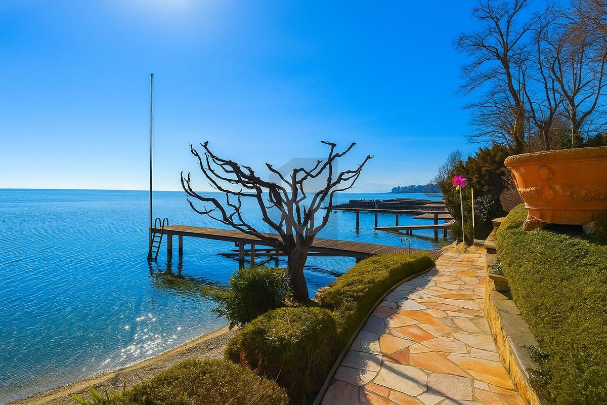 ULTRA EXCLUSIVE AVEC PLAGE ET PONTON PRIVÉS - 2