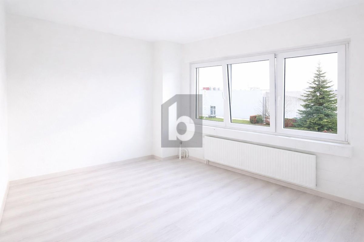 ÉTAGE BUREAUX À 4,39 % BRUT ET 35 PLACES DE PARC - 1