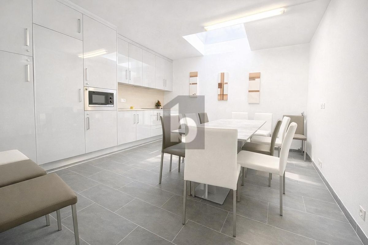 ÉTAGE BUREAUX À 4,39 % BRUT ET 35 PLACES DE PARC - 2