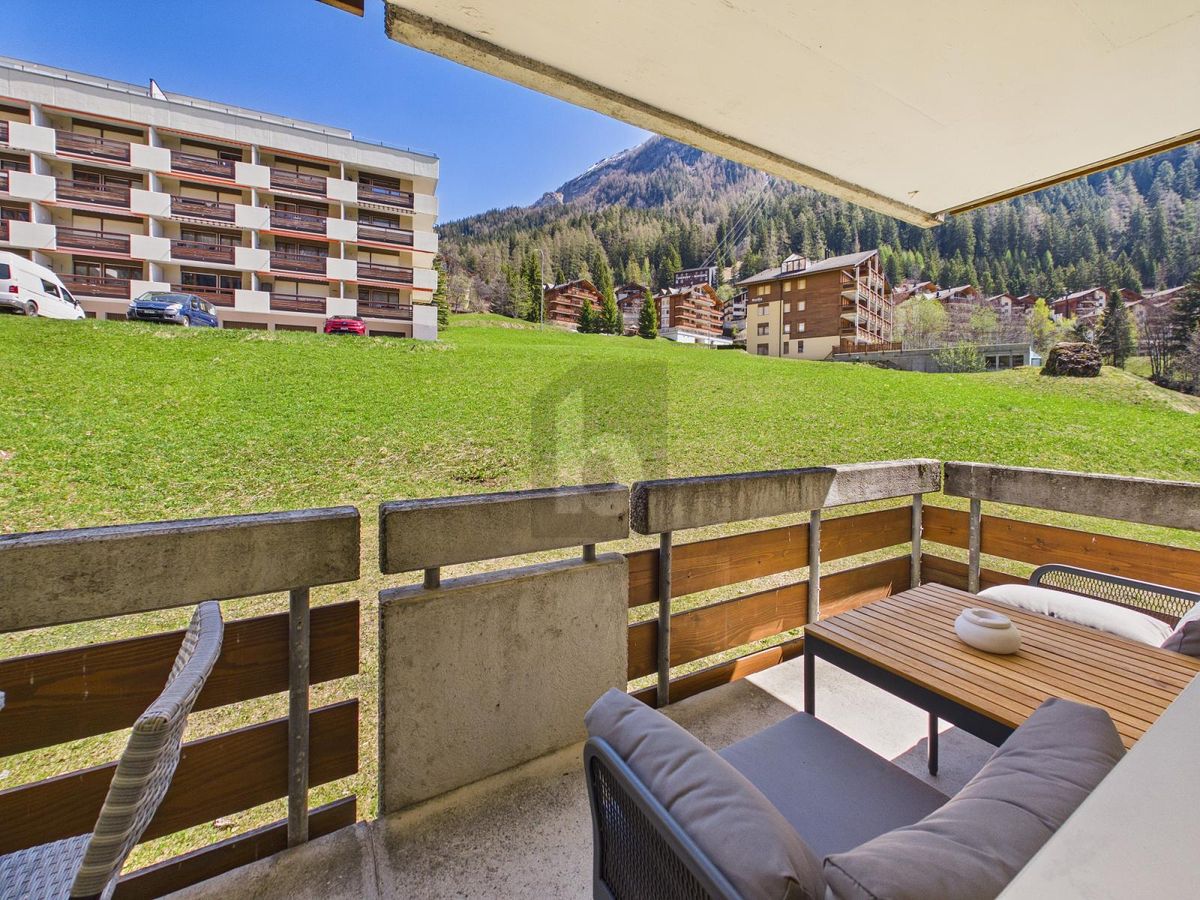 SONNIGE LAGE MIT BLICK IN DIE BERGWELT - 0