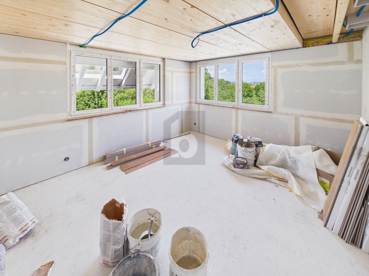 ERSTBEZUG, IM EIGENTUMSSTANDARD, MIT VIEL HOLZ - 4