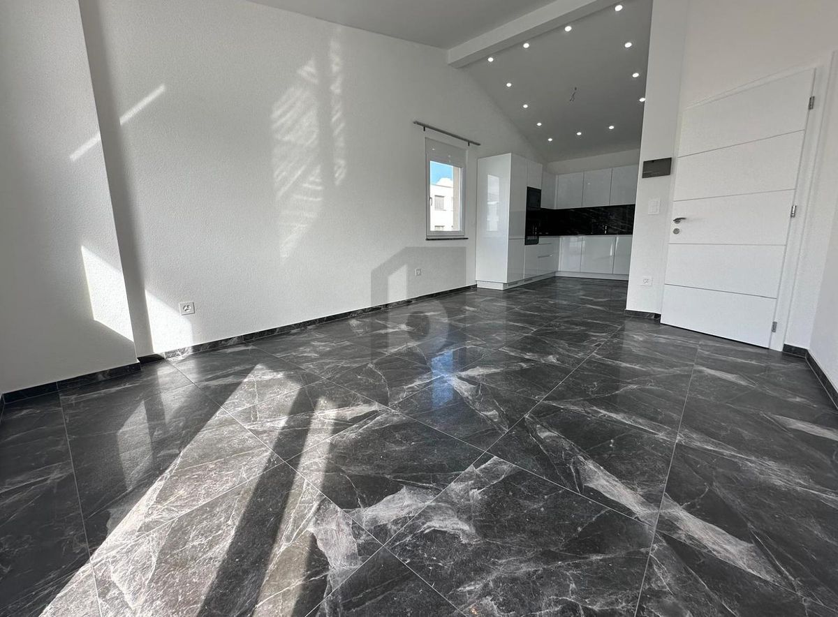 GROSSZÜGIG MIT SCHÖNER TERRASSE - 1
