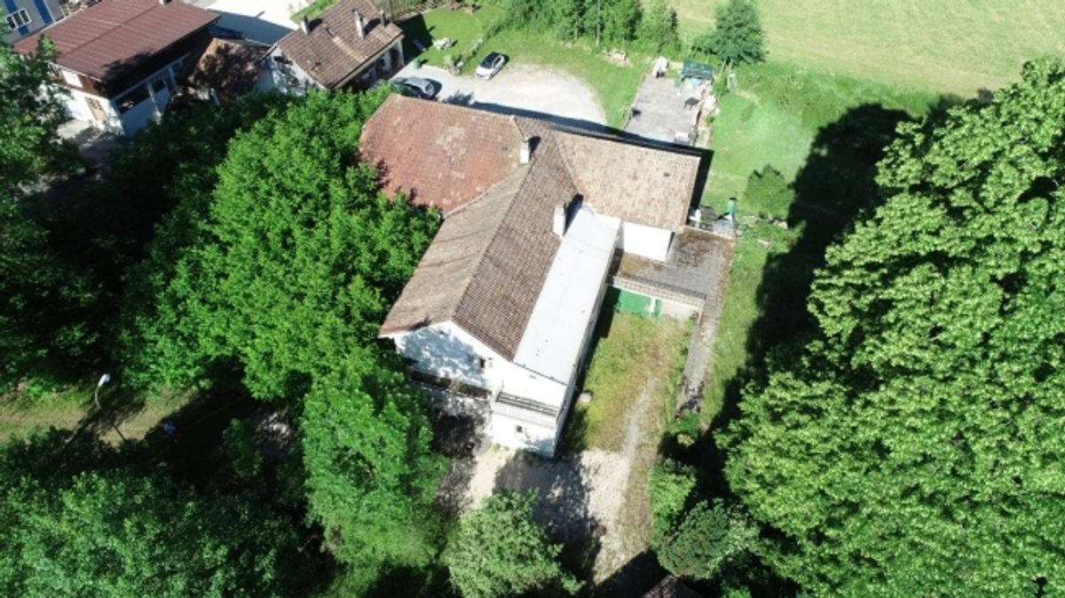 Propriété de caractère avec 3 appartements et terrain à bâtir à Perrefitte - 0