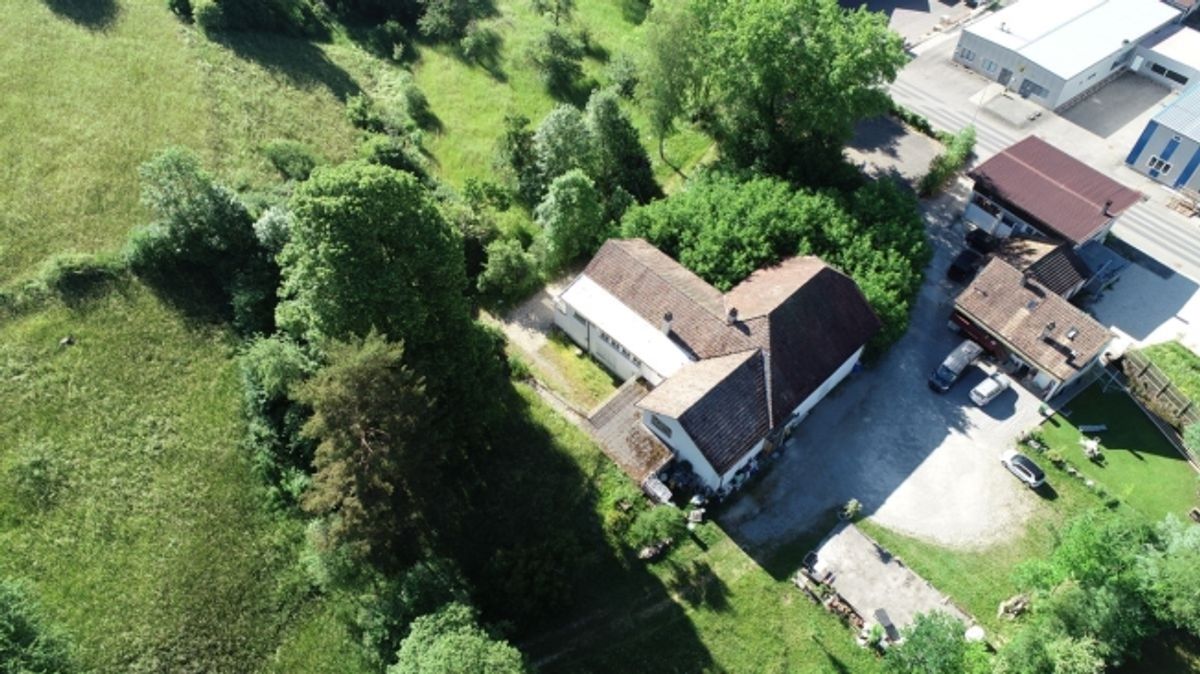 Propriété de caractère avec 3 appartements et terrain à bâtir à Perrefitte - 1