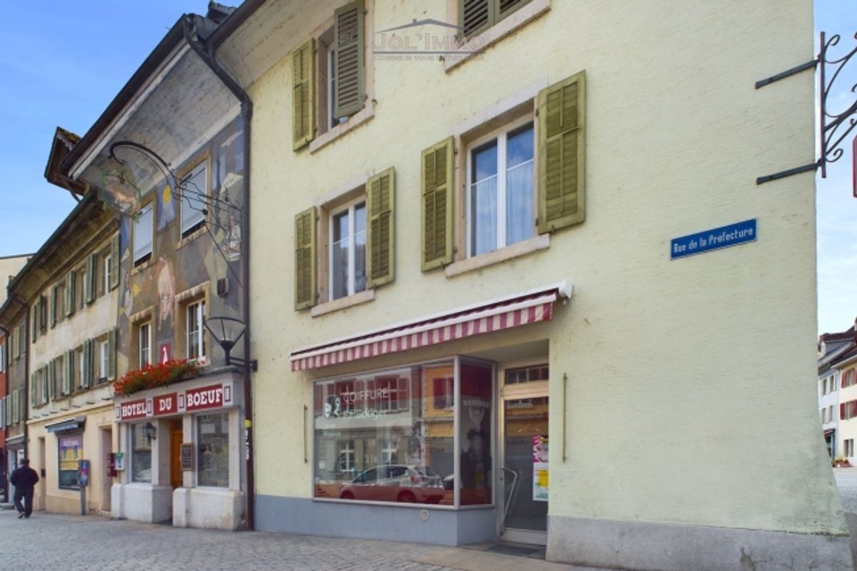 Magnifique et grand immeuble avec un local commercial - 0