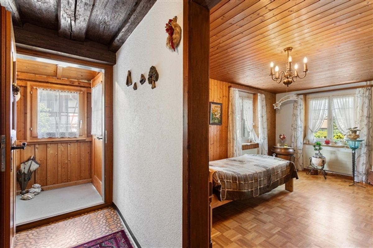 Charaktervolles Riegelhaus mit Scheune und grossem Garten - 1