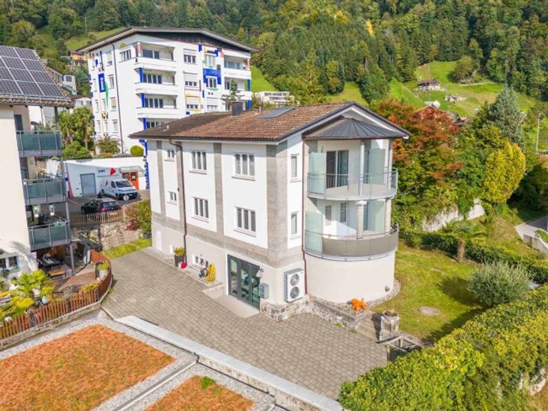 Charismatisches Mehrfamilienhaus mit zwei Wohneinheiten und einer Gewerbefläche - 1