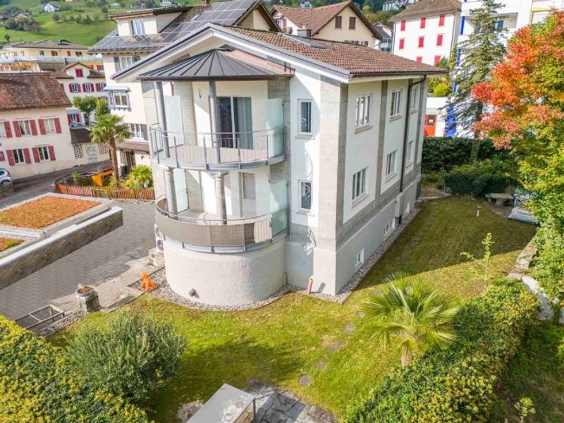 Charismatisches Mehrfamilienhaus mit zwei Wohneinheiten und einer Gewerbefläche - 8