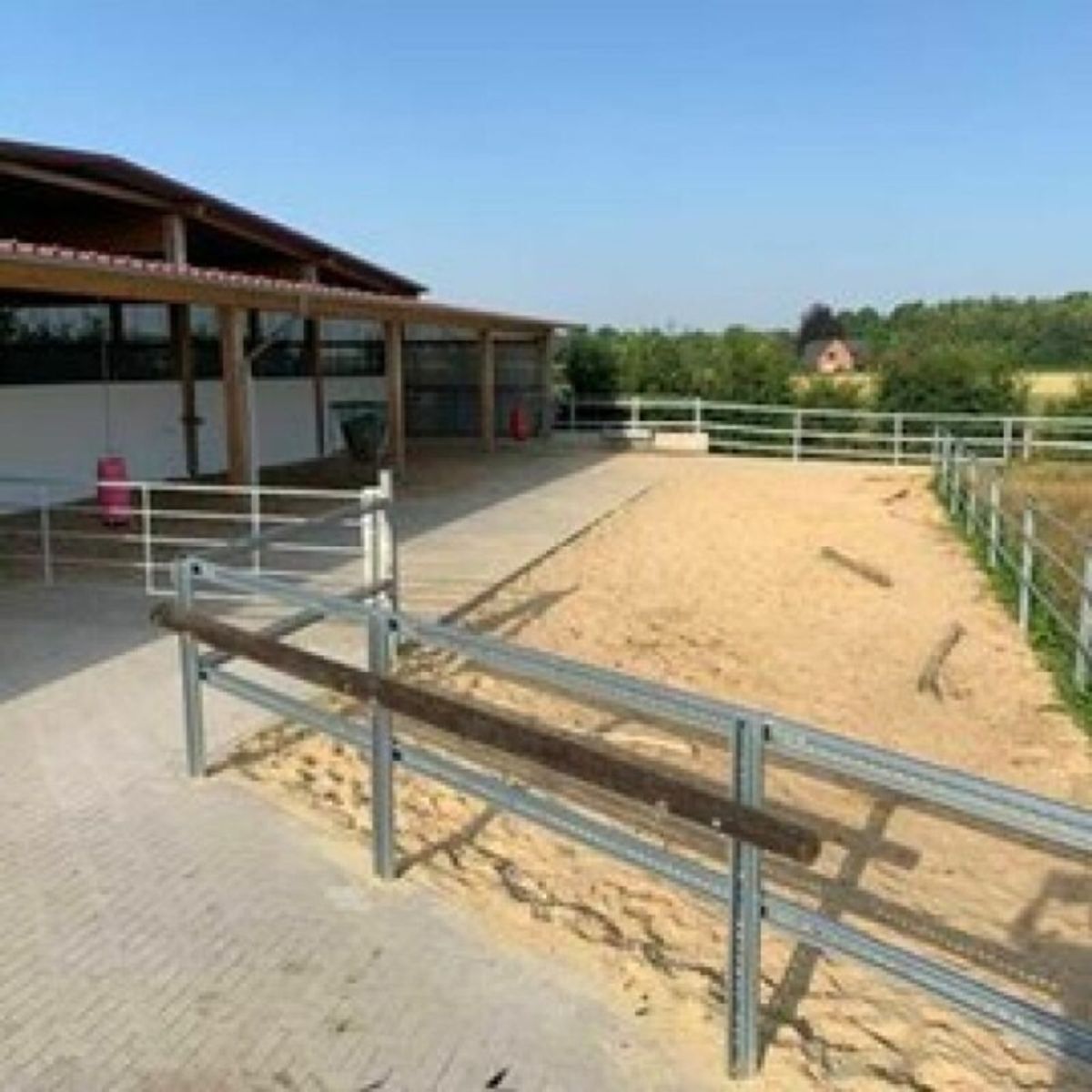 Reitsportimmobilie mit Wohnung/Einzelzimmer und Reitalle - 1