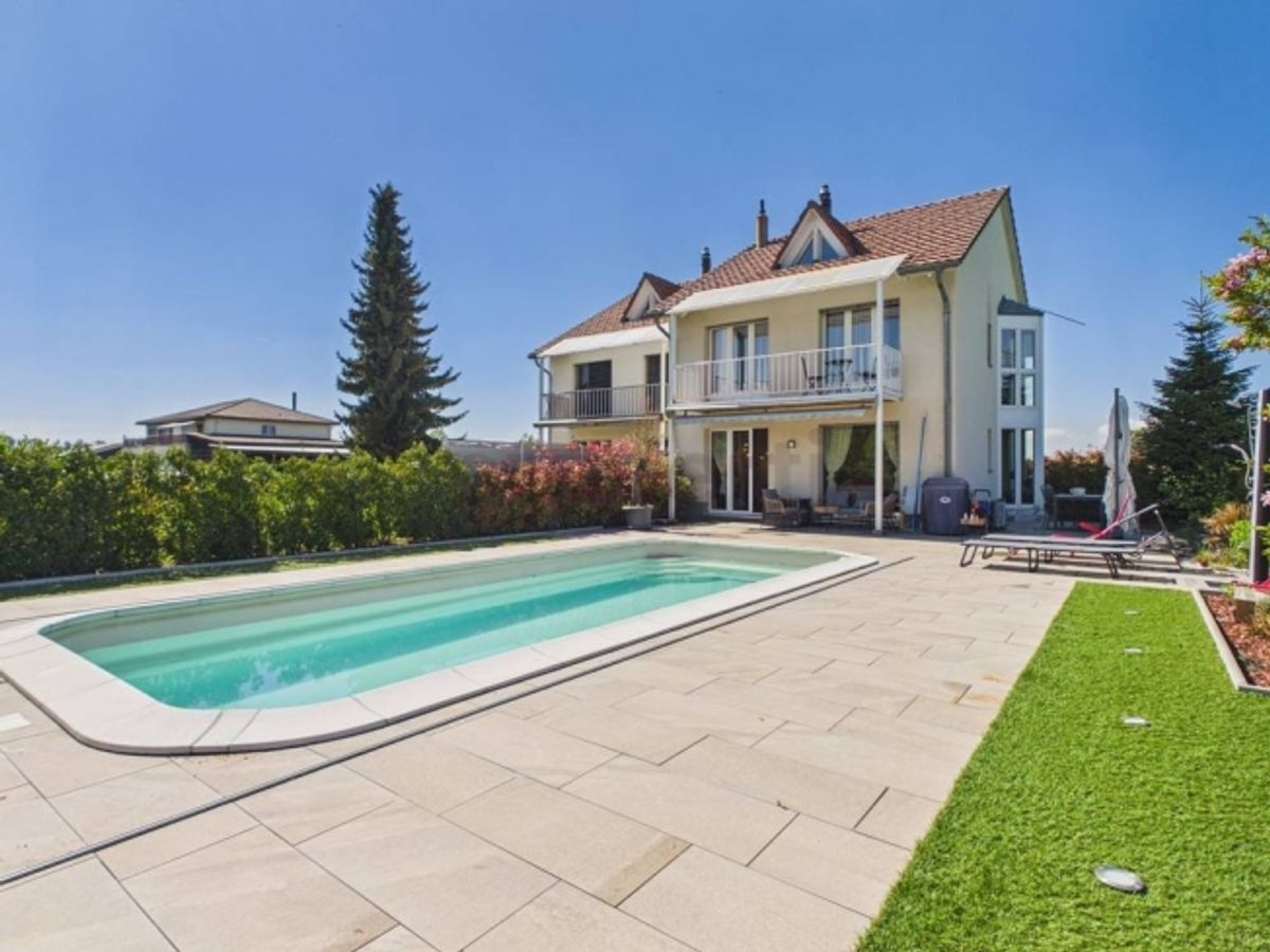 Grosszuegiges 6-Zimmer-Einfamilienhaus mit Pool, Wünnewil - 0