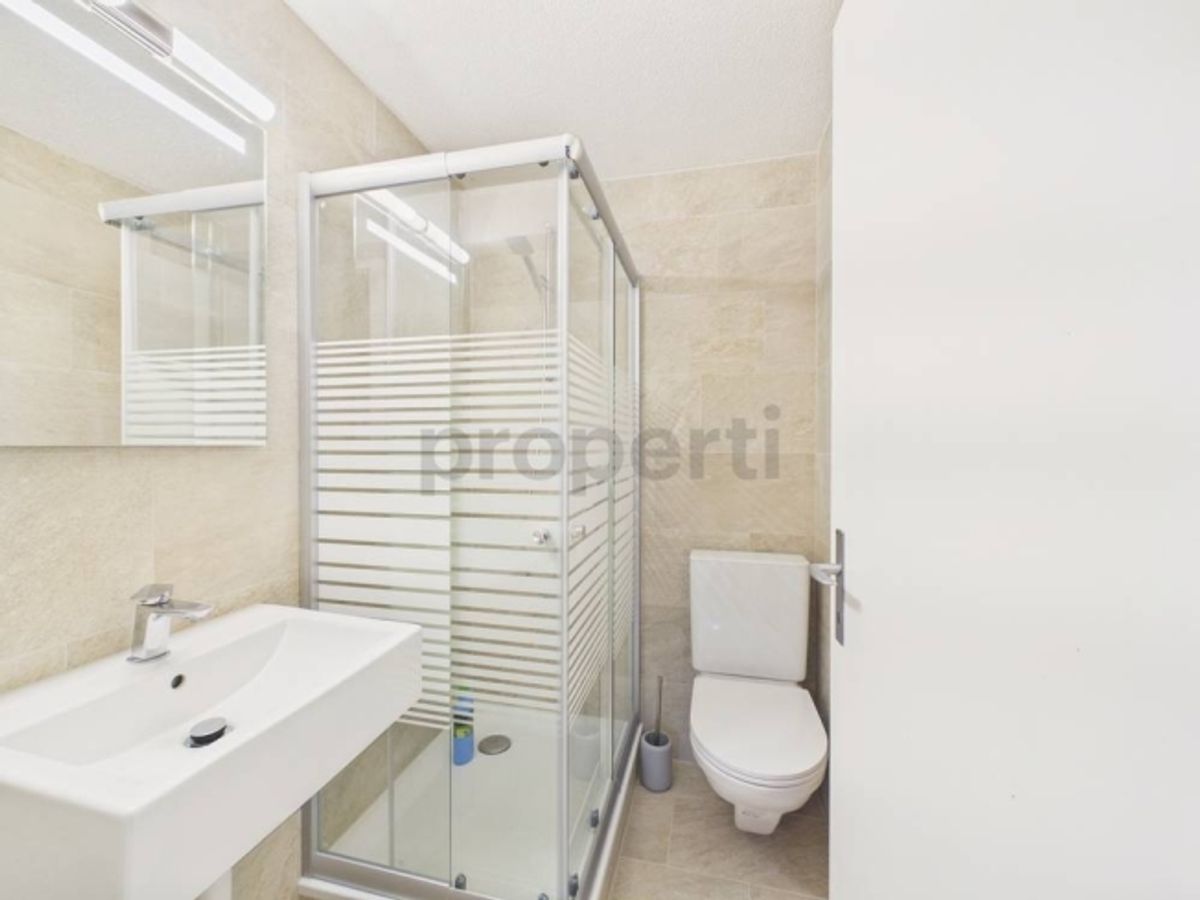 Grosszuegiges 6-Zimmer-Einfamilienhaus mit Pool, Wünnewil - 10