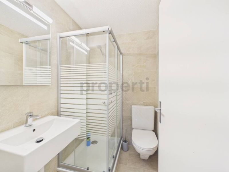 Grosszuegiges 6-Zimmer-Einfamilienhaus mit Pool, Wünnewil - 11