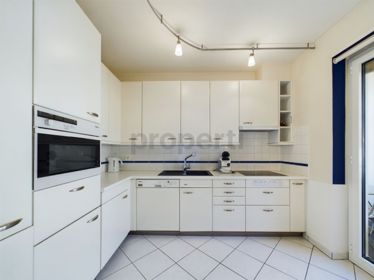 Appartamento ammobiliato di 2,5 locali a Locarno con vista lago e arredi moderni - 1