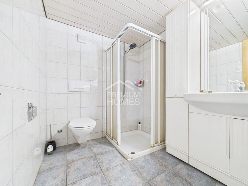 Charmantes Dreifamilienhaus - Perfekt für Freizeit- und Outdooraktivit - 9