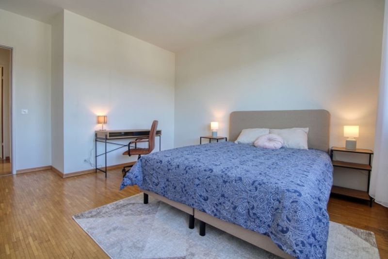Elegant Coliving with Stunning Lake and Mountain Views - 11