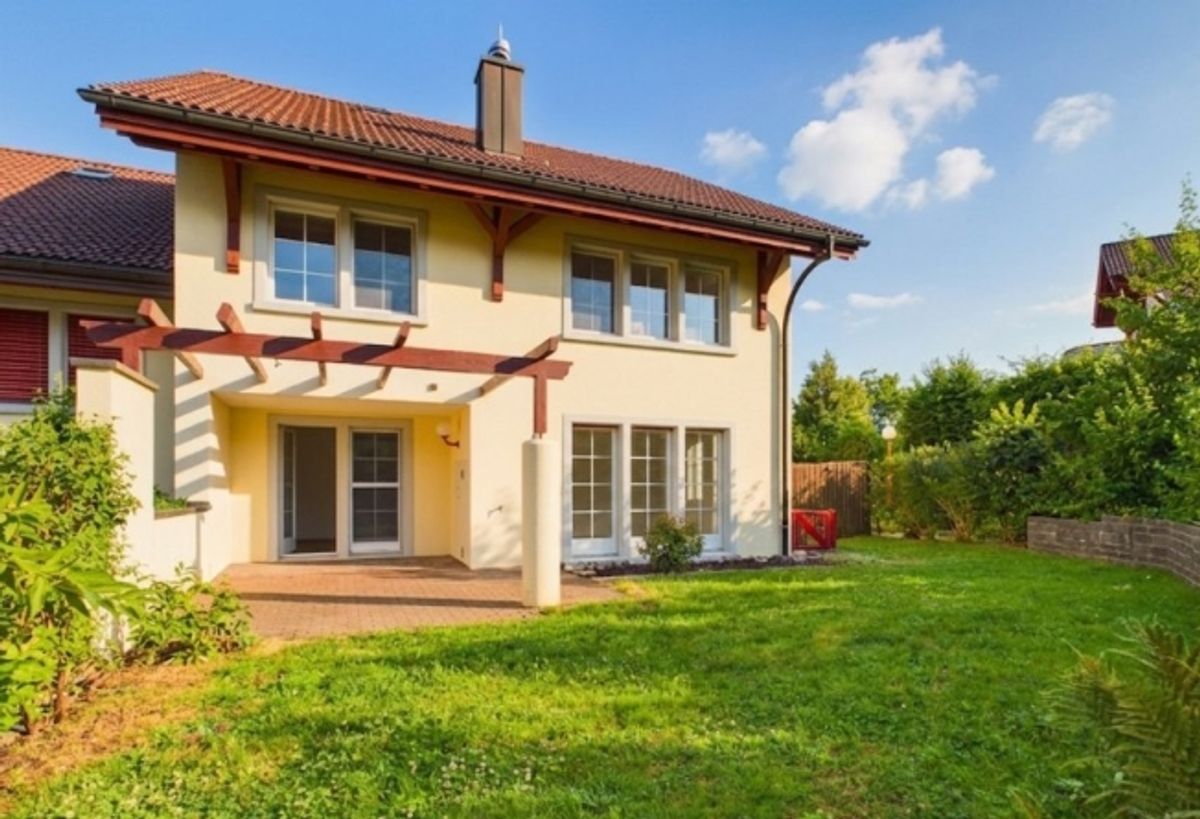 Sonniges 7.5-Zimmer-Reiheneckhaus an ruhiger Lage in Altendorf - 0