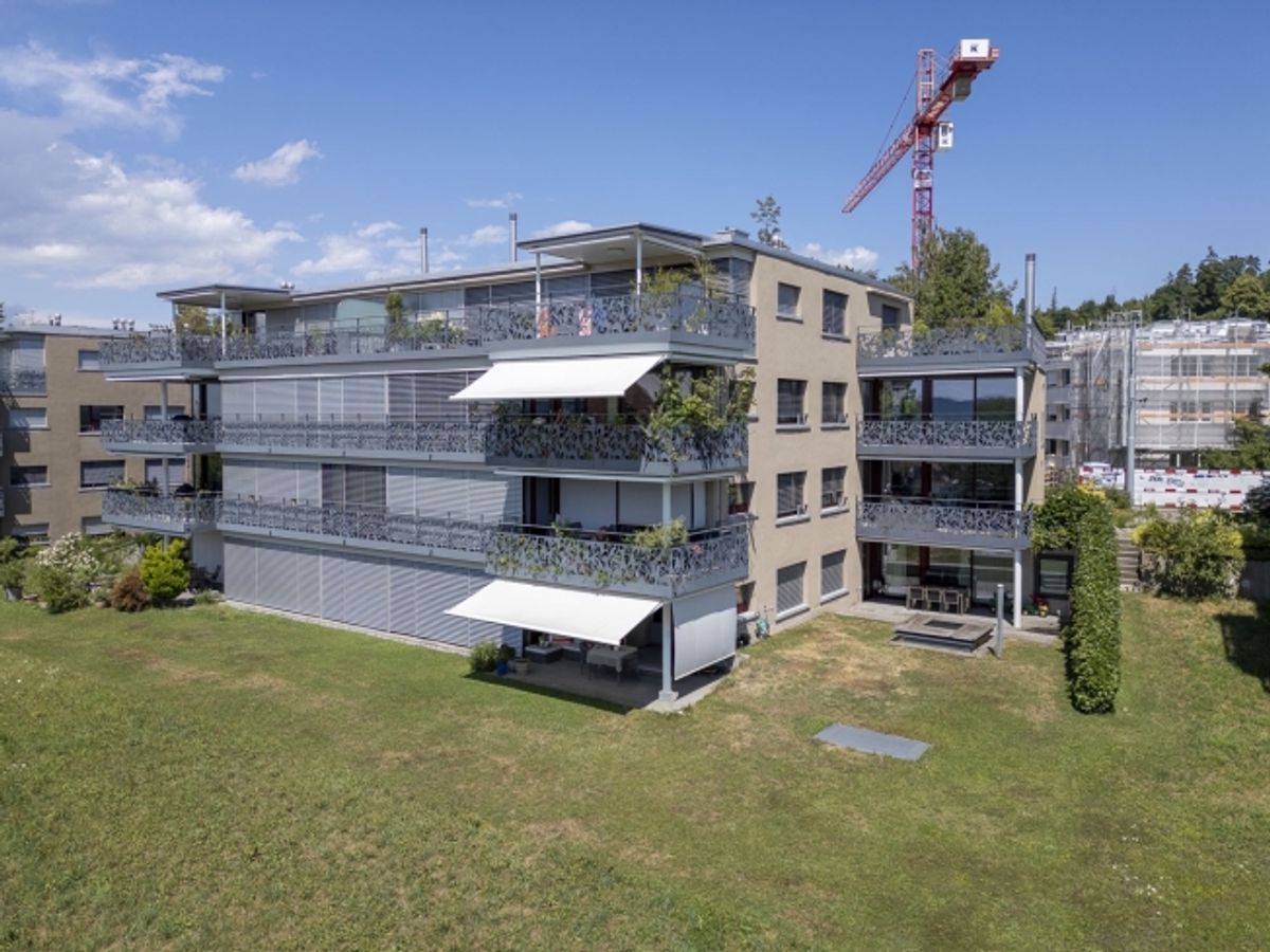 Moderne & geräumige 2.5-Zimmerwohnung mit Einstellplatz - 0