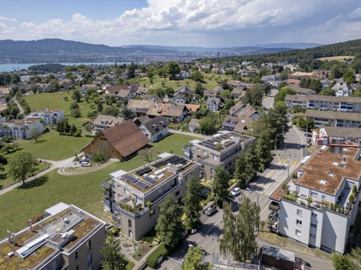 Moderne & geräumige 2.5-Zimmerwohnung mit Einstellplatz - 1