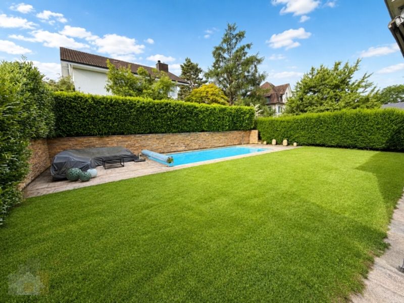 MODERN, FREISTEHEND MIT SEESICHT & BEHEIZBAREM POOL - 3